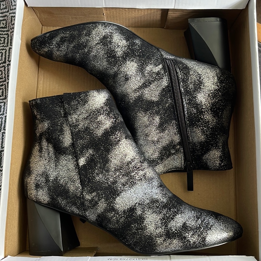 Kendall & Kylie Women's Shoes Kendall + Kylie Lenti
Metallic Bootie